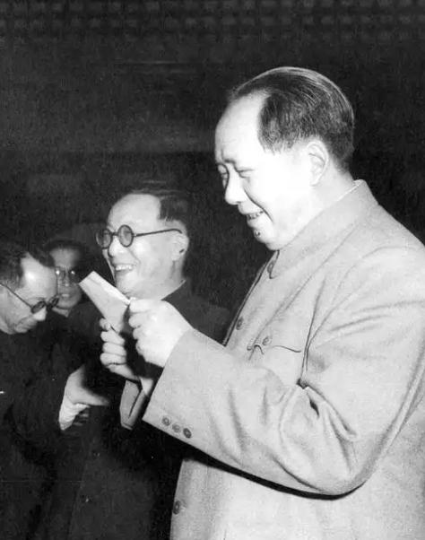 1959 年上海会议期间，毛主席见到江西省委书记杨尚奎的夫人水静，风趣地对她说：