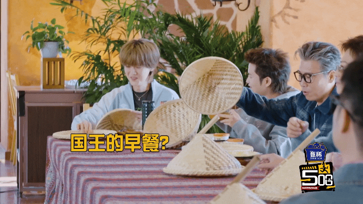 鹿晗吃空气鹿晗假吃鹿晗这无实物假吃也太可爱了！0帧起手精准演绎吃空气，一口下去啥