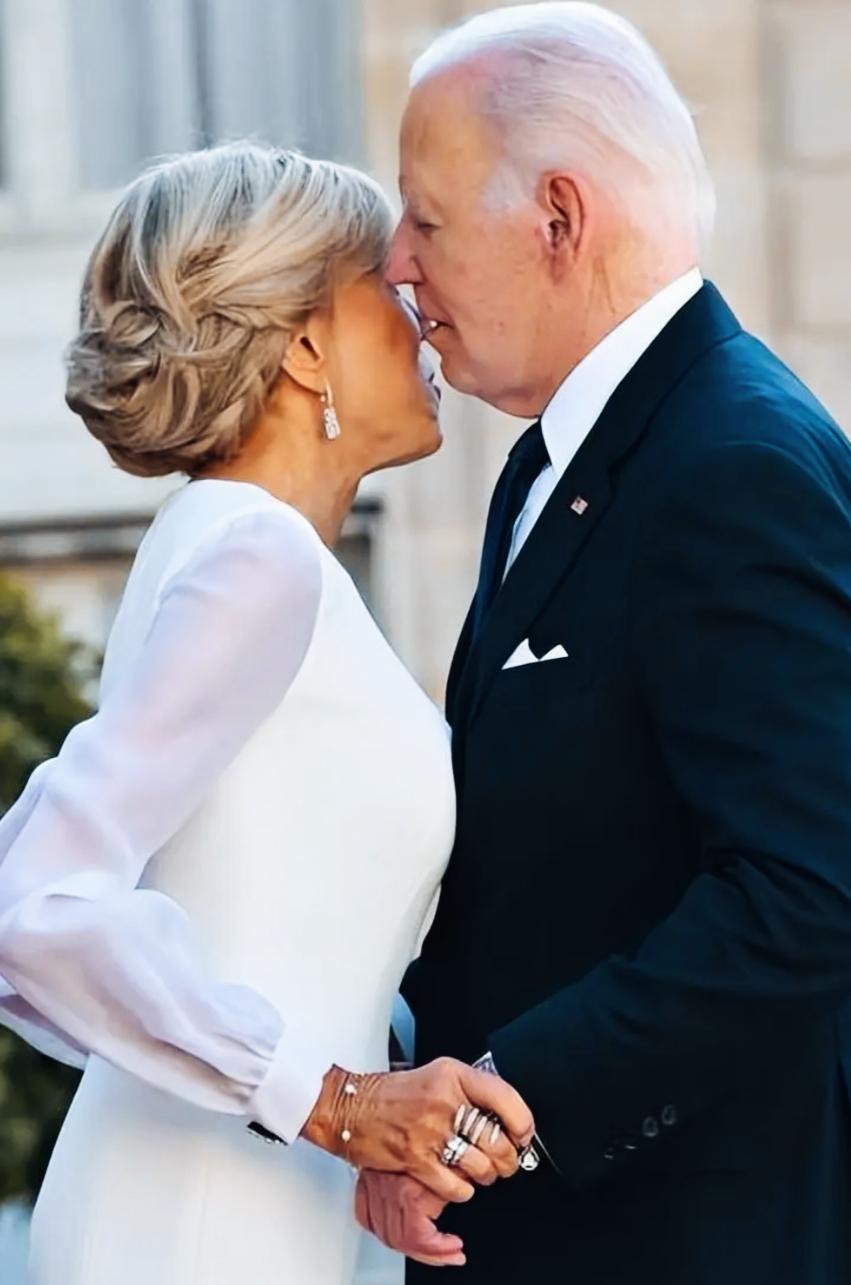 马克龙妻子外交礼节姿势保持的挺一致啊！
这一看就是参加的外交活动多了，礼节环节比