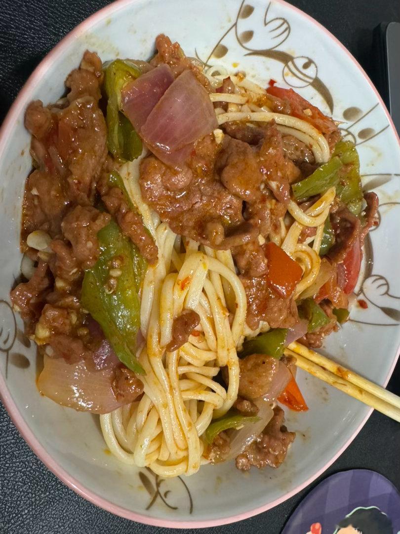 回家的第一顿外卖就是过油肉拌面，真的是好他妈难吃啊。 