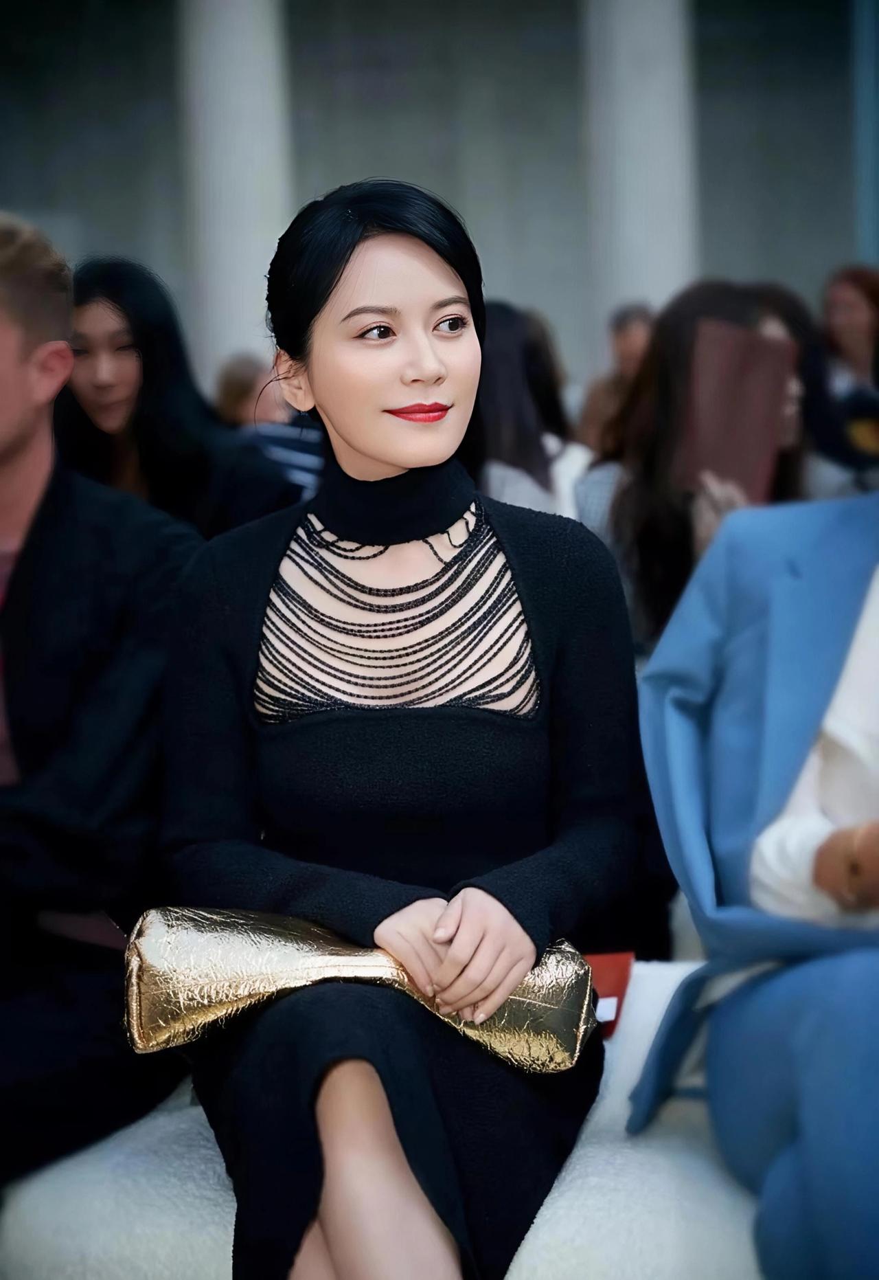 说实话，
 
我到现在都没琢磨透俞飞鸿，
 
她明明资产丰厚，长相又出众，却压根