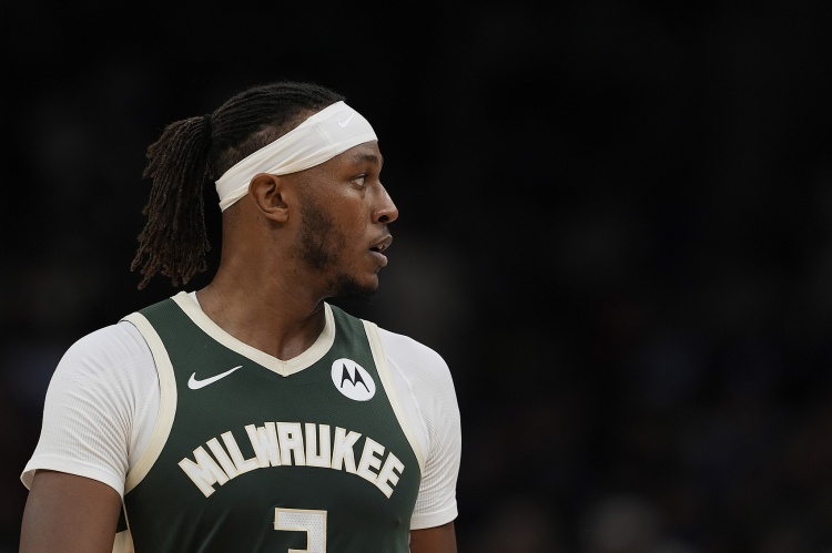 Fischer报道，雄鹿正在探索涉及库兹马和迈尔斯·特纳的交易方案。nba交易