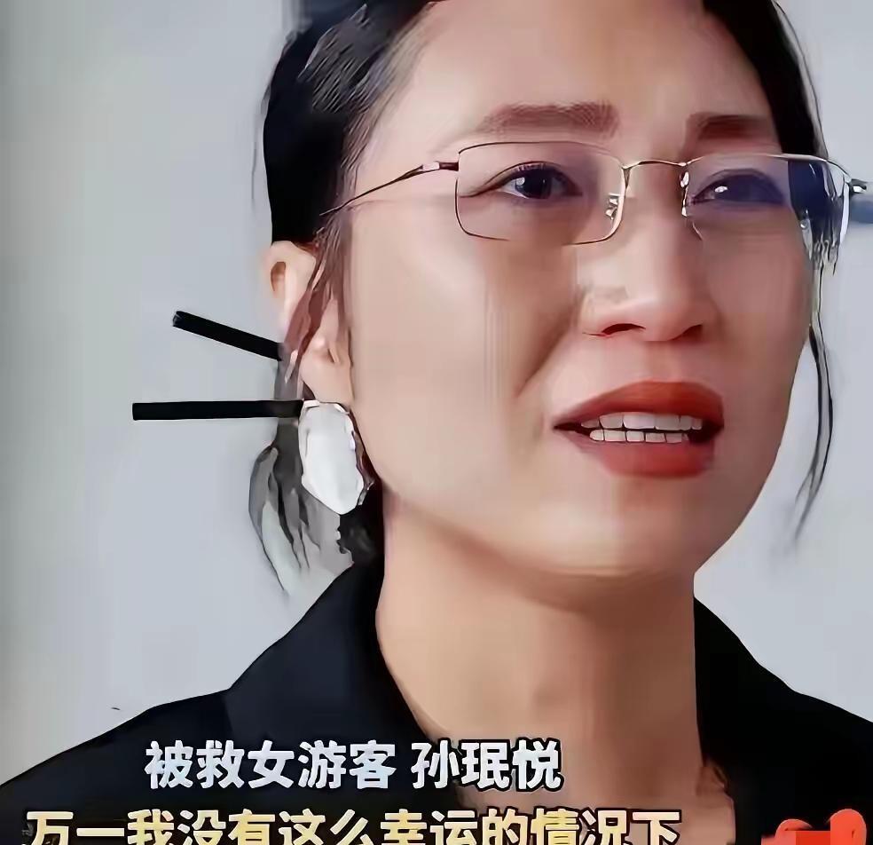 据光明网报道：惊险！一女子失足从20米高的瀑布上方跌落，危急时刻......在浙