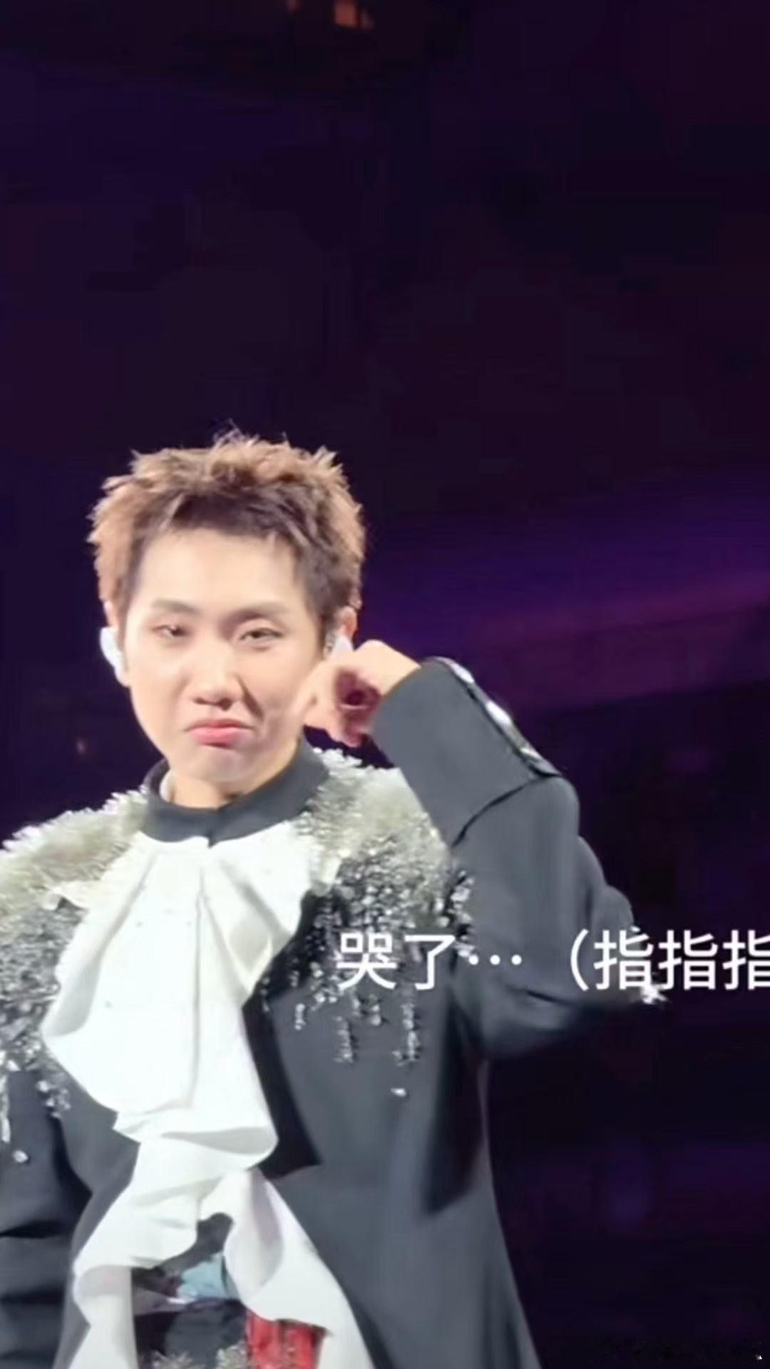 汪苏泷演唱会学粉丝哭 汪苏泷安慰粉丝心直接软软的！汪苏泷演唱会看见台下粉丝落泪，
