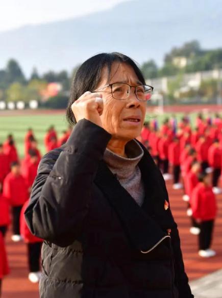 回顾张桂梅被某大V怒批，带领的华坪女高培养了2000名女学生，却无一人考入清华北