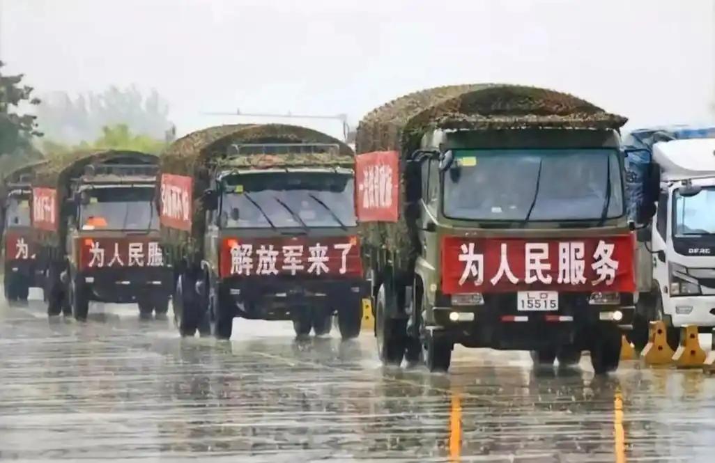 台湾时事评论员周锡玮直言，中国人民解放军是全球唯一敢当众喊出 “为人民服务” 的