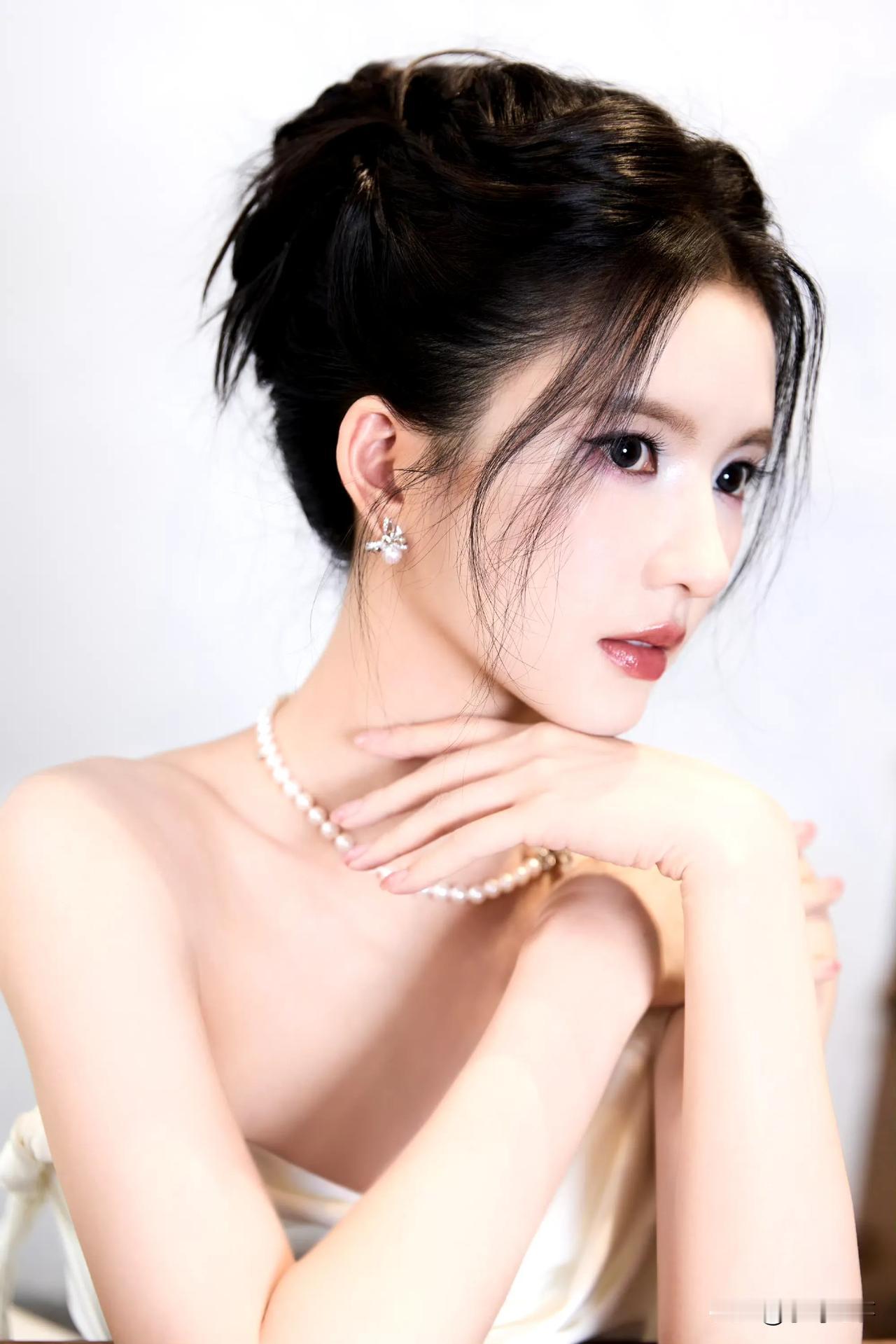 刘些宁｜高级感的美人脸，一身白裙美哭啦，就是眼影有点突兀