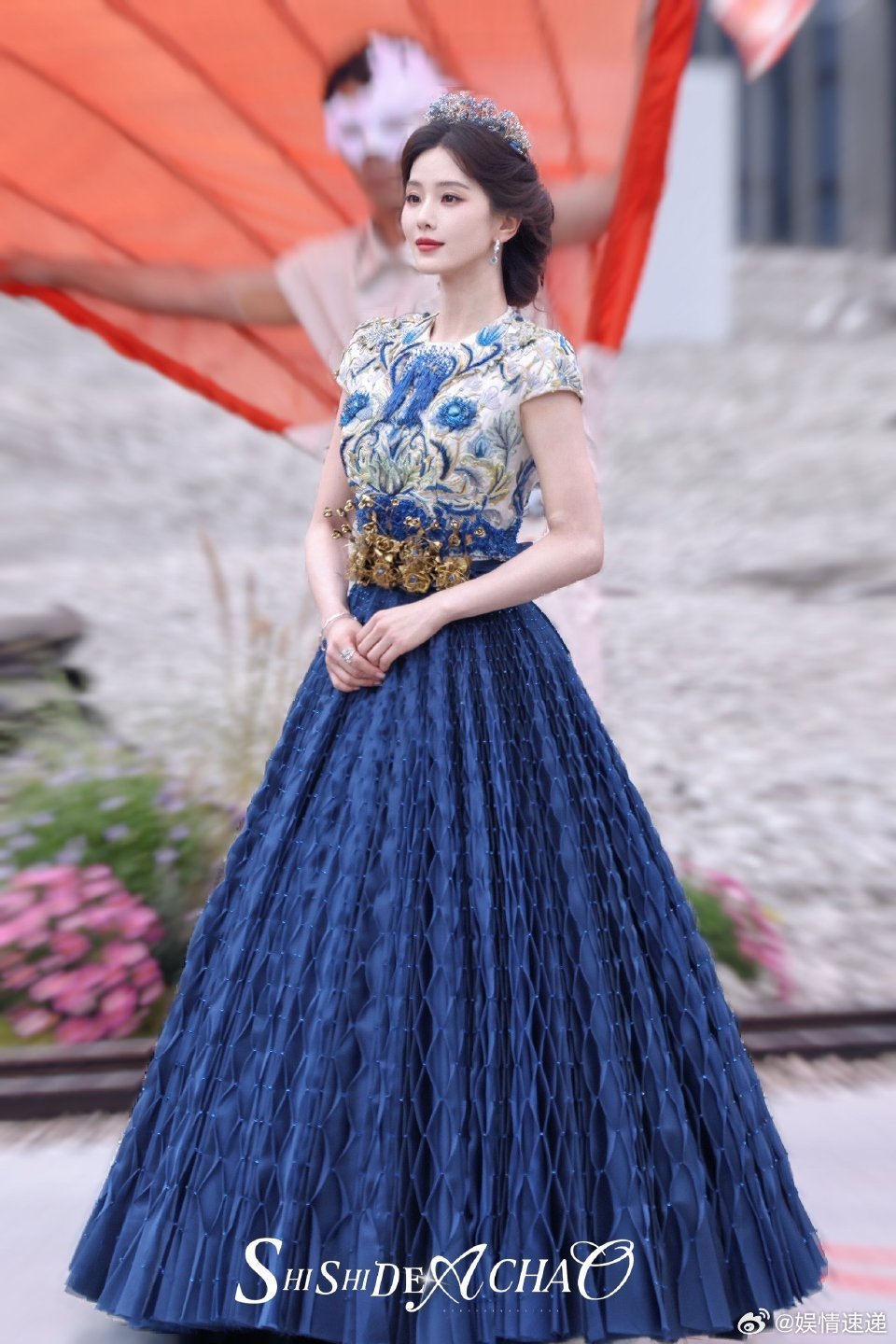 刘诗诗戴粉丝送的龙葵饰品走红毯刘诗诗17年后龙葵成女王了蛙趣！刘诗诗这身蓝金礼服