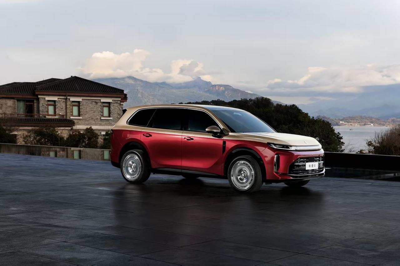 《华境S炽焰鎏金色实拍首发》
炽焰鎏金，驭见非凡
一笔朱红，揽尽山河万象
一抹鎏