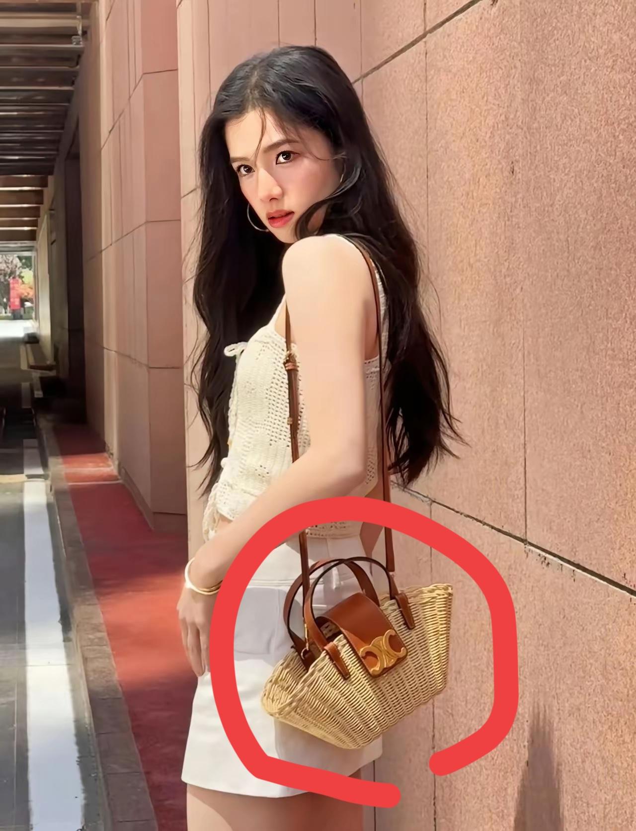 张婧仪背的包包是什么牌子的？应该挺贵的吧