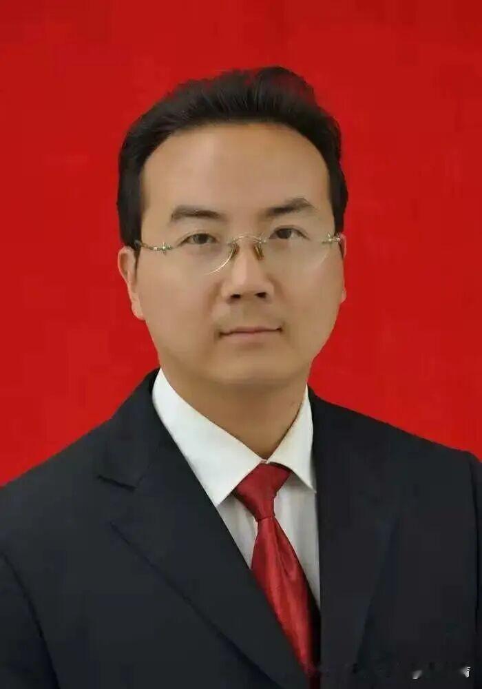 洋县纸坊初中班主任育人故事——闫军
九年级是学生成长的关键转折点，学生学业压力陡