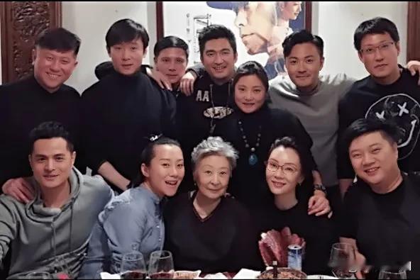 这几个里，只认出了陈数，下面戴眼镜那个，你要能都认出来，算你厉害[赞]