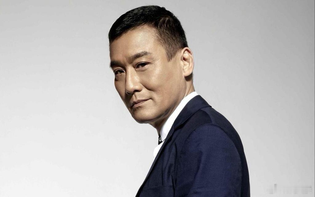 梁家辉演技是真的牛，演啥像啥。正派的刚直，反派的阴狠，小人物的局促，全在眼神里，