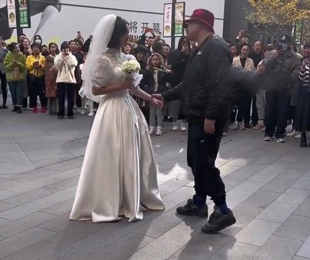 女子八年拒绝男友求婚八次，最后2024年，男子娶了别的女人，而她得知男子要结婚的