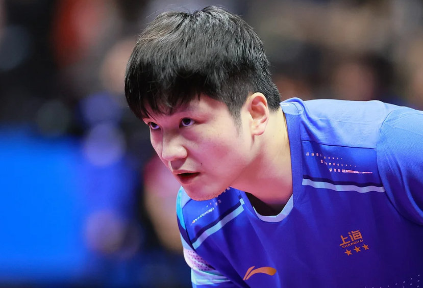 刚刚结束的第十五届全运会乒乓球男单1/4决赛中，樊振东状态神勇，4-0（11-8