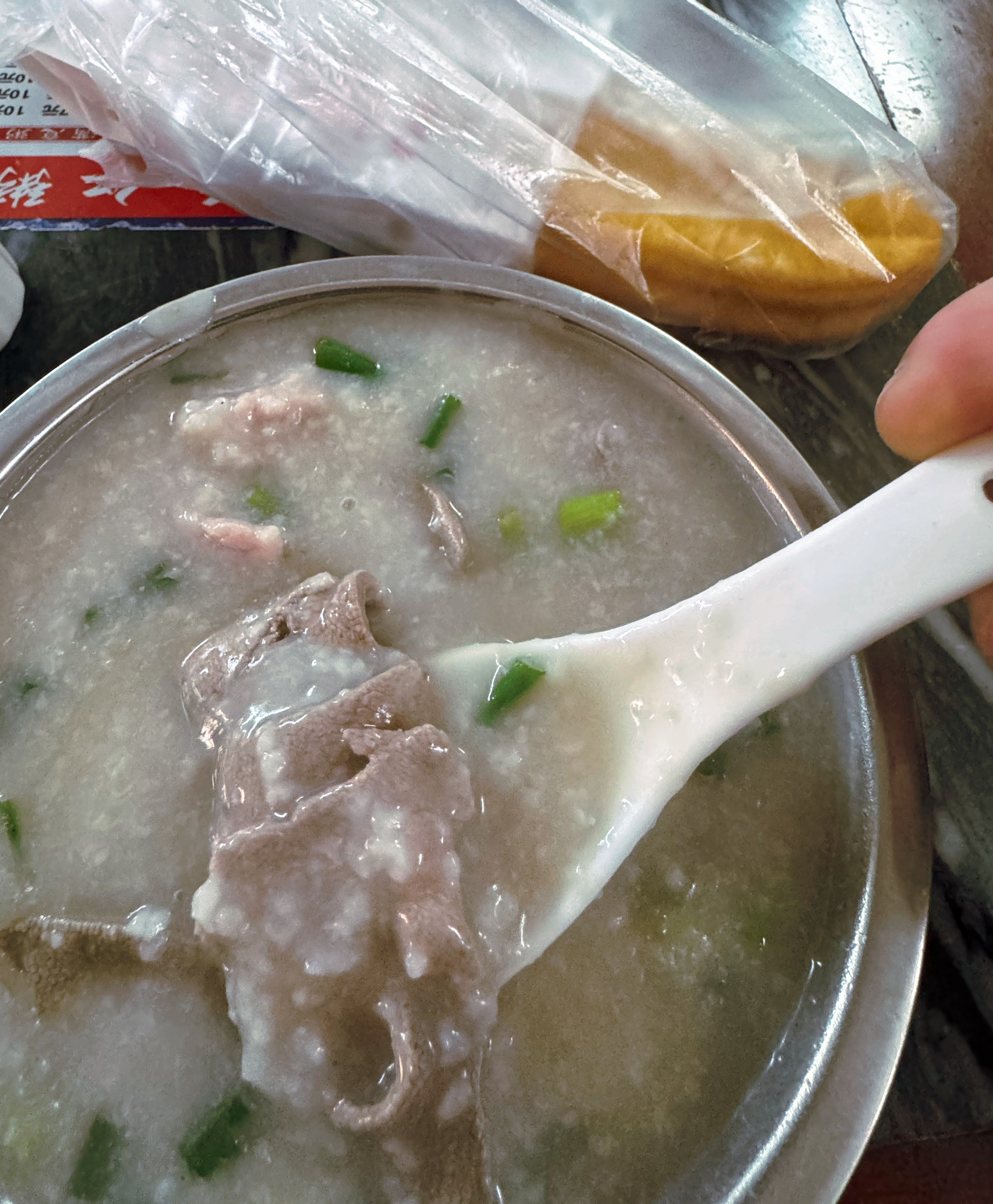 路过一家粥铺，问了下招牌是什么，生滚猪杂粥，于是点了一份，现点现做，外加一根油条
