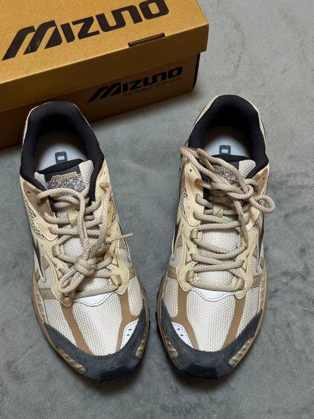 买了一双Mizuno Racer ADV 42码 男款登山徒步鞋 沙色，正品带原