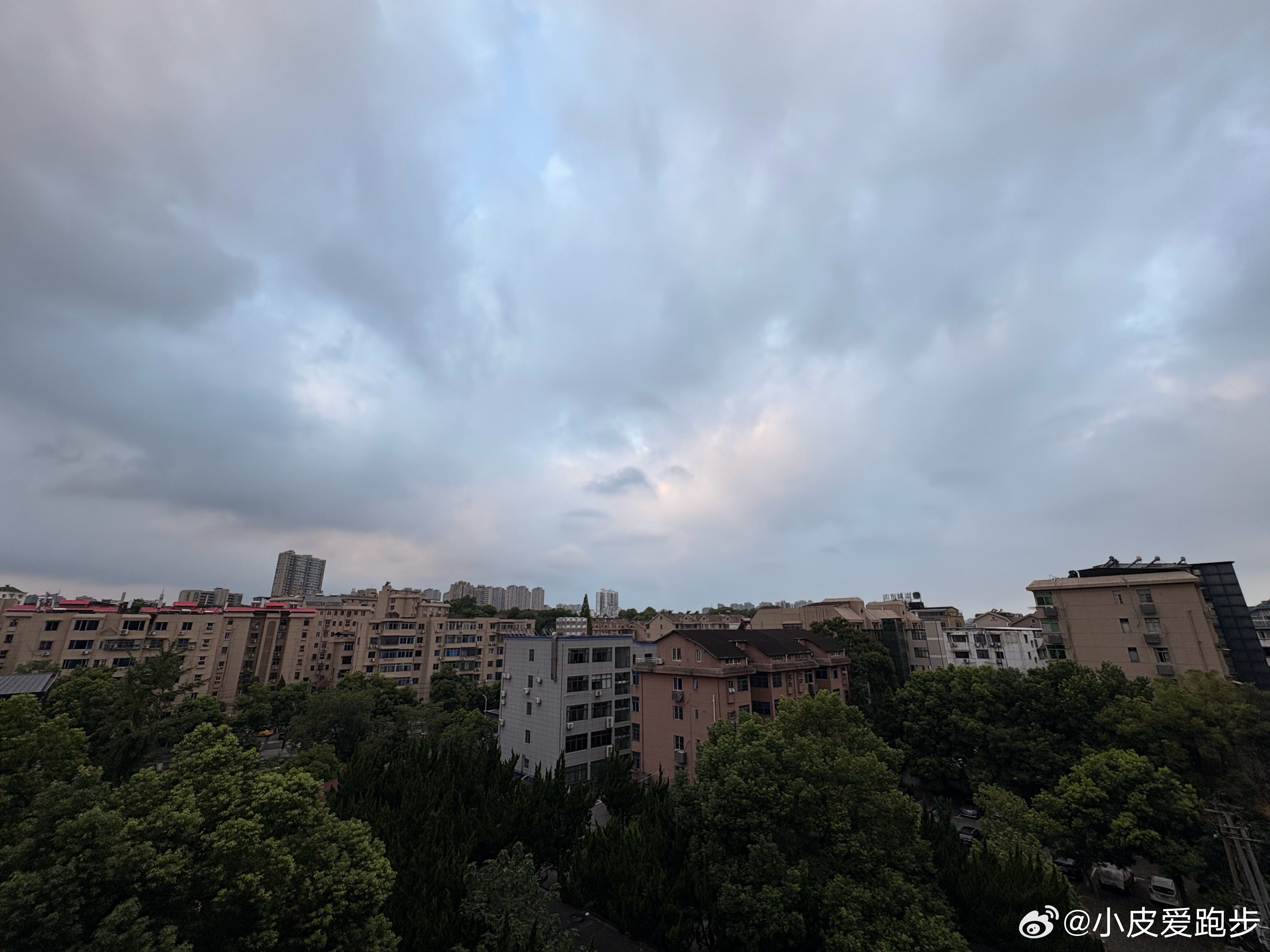 周六，难得休息的周六咖啡热美式 喝了，早上好 阴天☁️生活手记 “大脑是喜欢自我