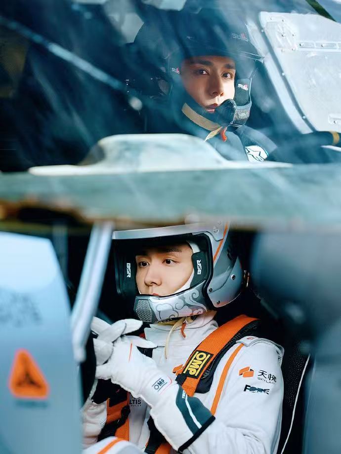 张新成与赛车的奇妙化学反应 谁说张新成只能演温润角色？《飞驰人生3》里的他化身赛