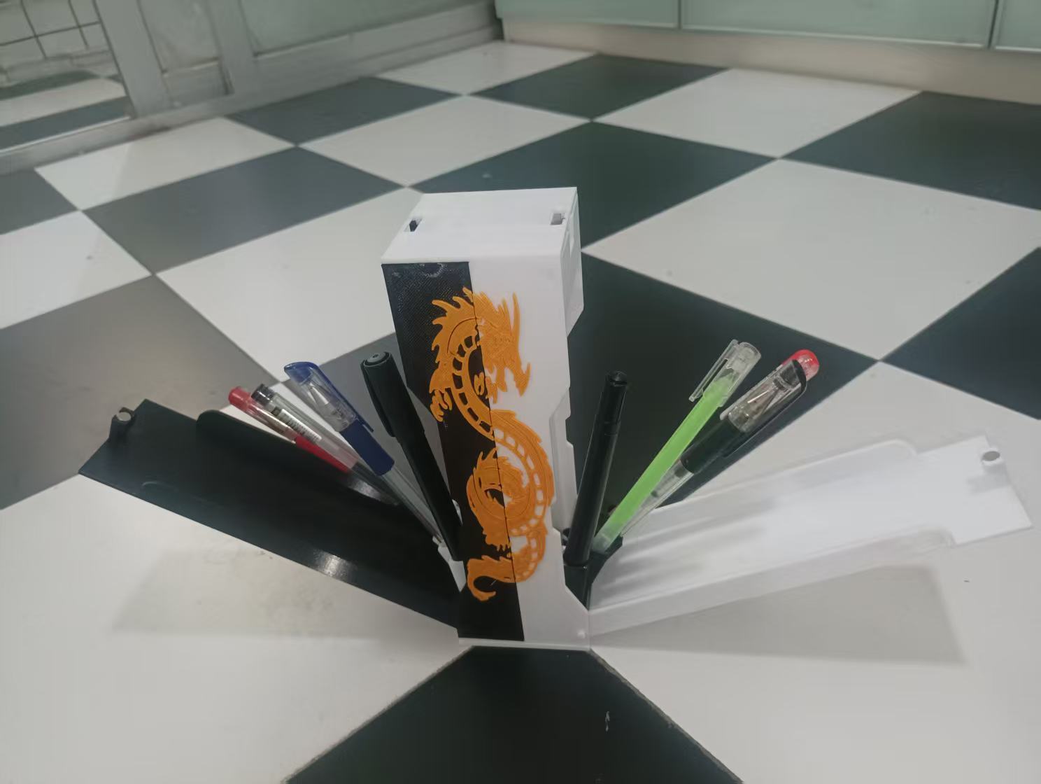 快开学了，有喜欢笔盒的可以找我定做，有百变小樱，剑匣等款式。也可以改装成装剑的款