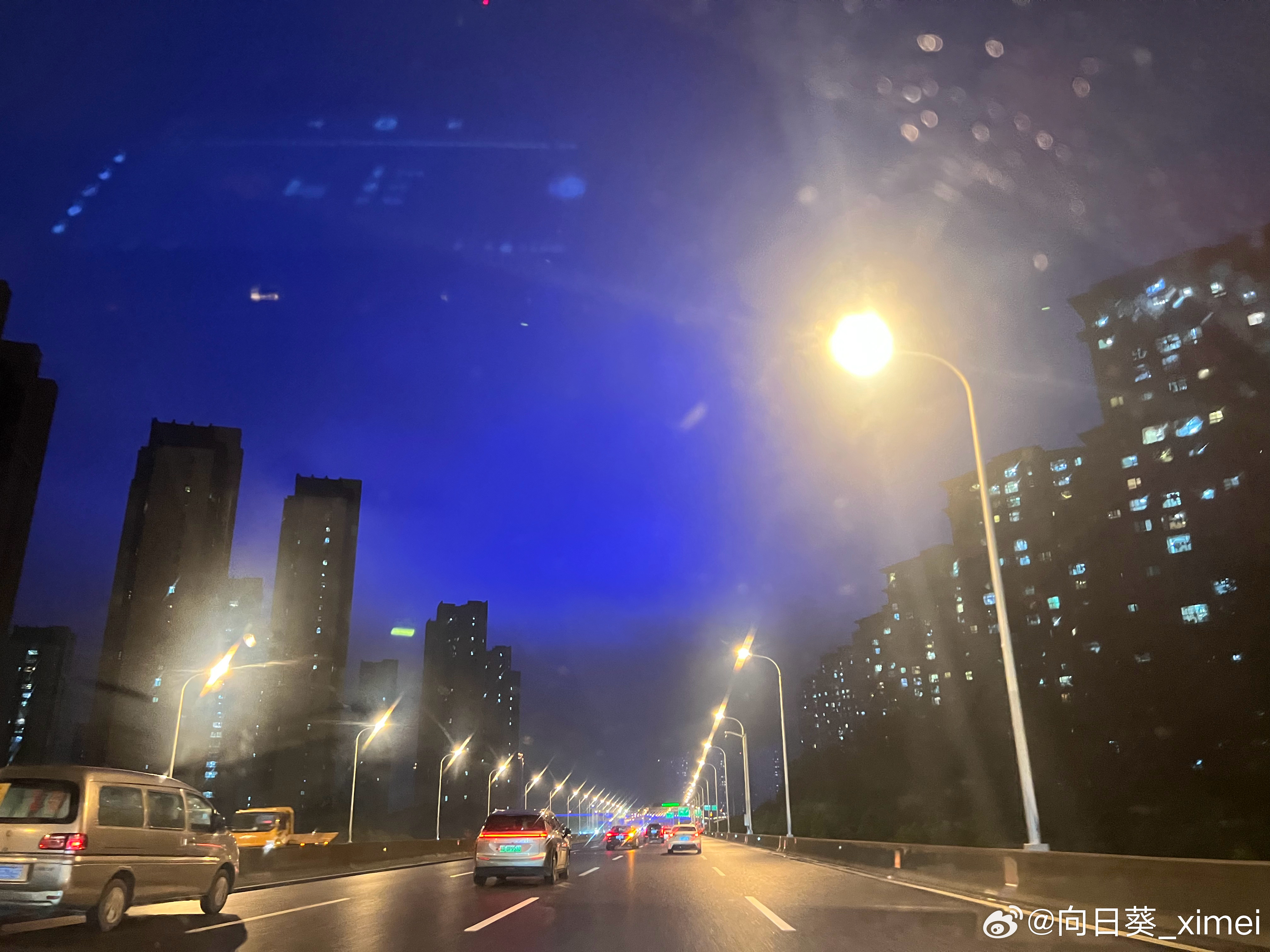 随手拍夜色为伴 车轮丈量归途 常州