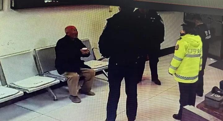 【美丽鞍山】寒夜守护！高速人员助走失老人回家

元旦假期第二天，深夜的鞍山寒意彻