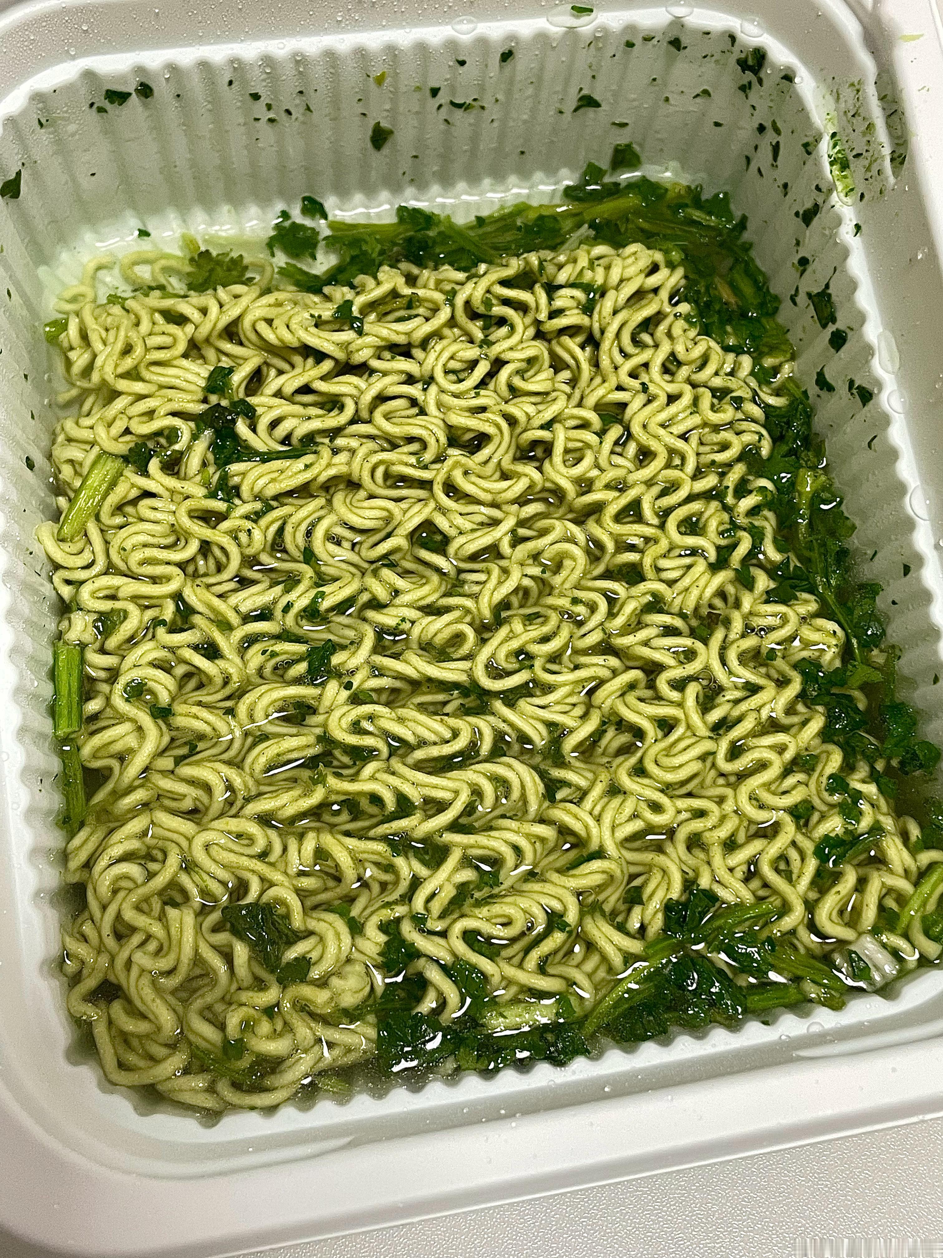 香菜拌面尊的大可不必[允悲]，脱水香菜完全不香了 ，虽然有两包，但是泡开也吃不出