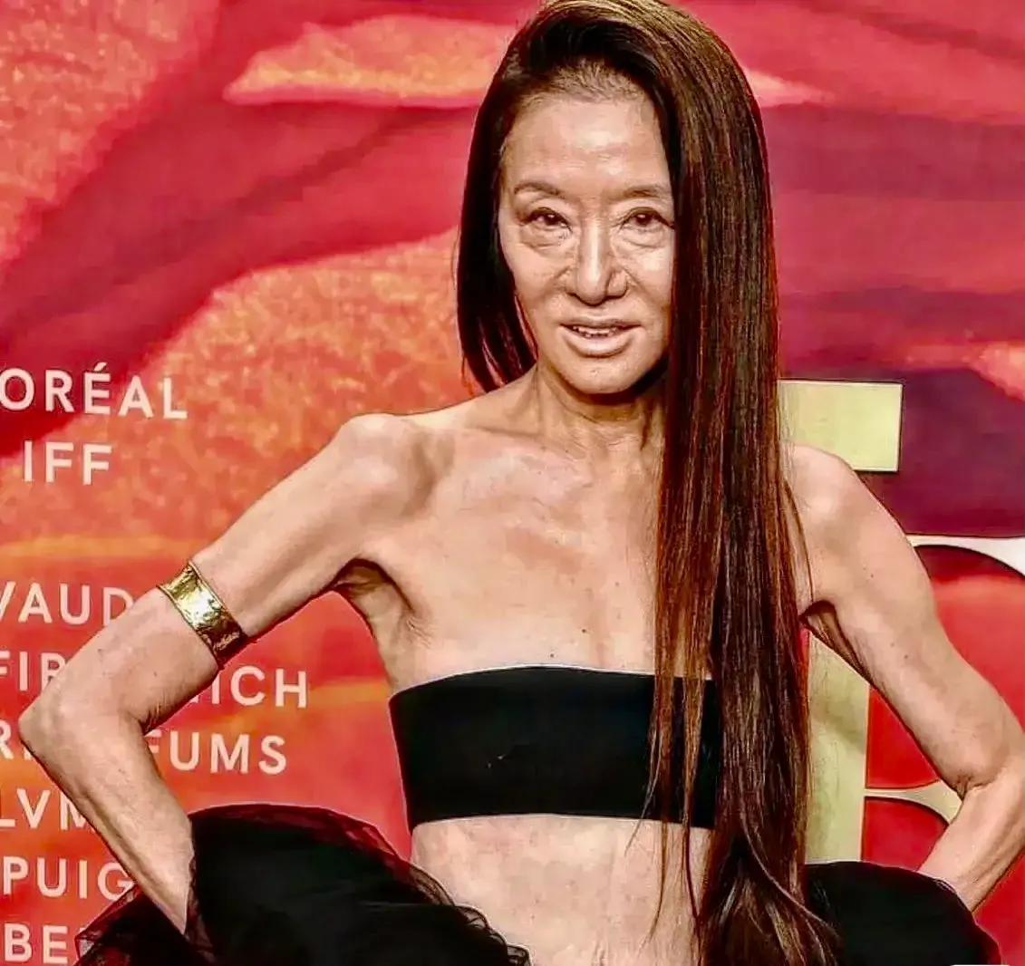 王薇薇，74岁的她太吓人了，好恐怖，为啥不可以很优雅的老去？？？
想不通，这位奶