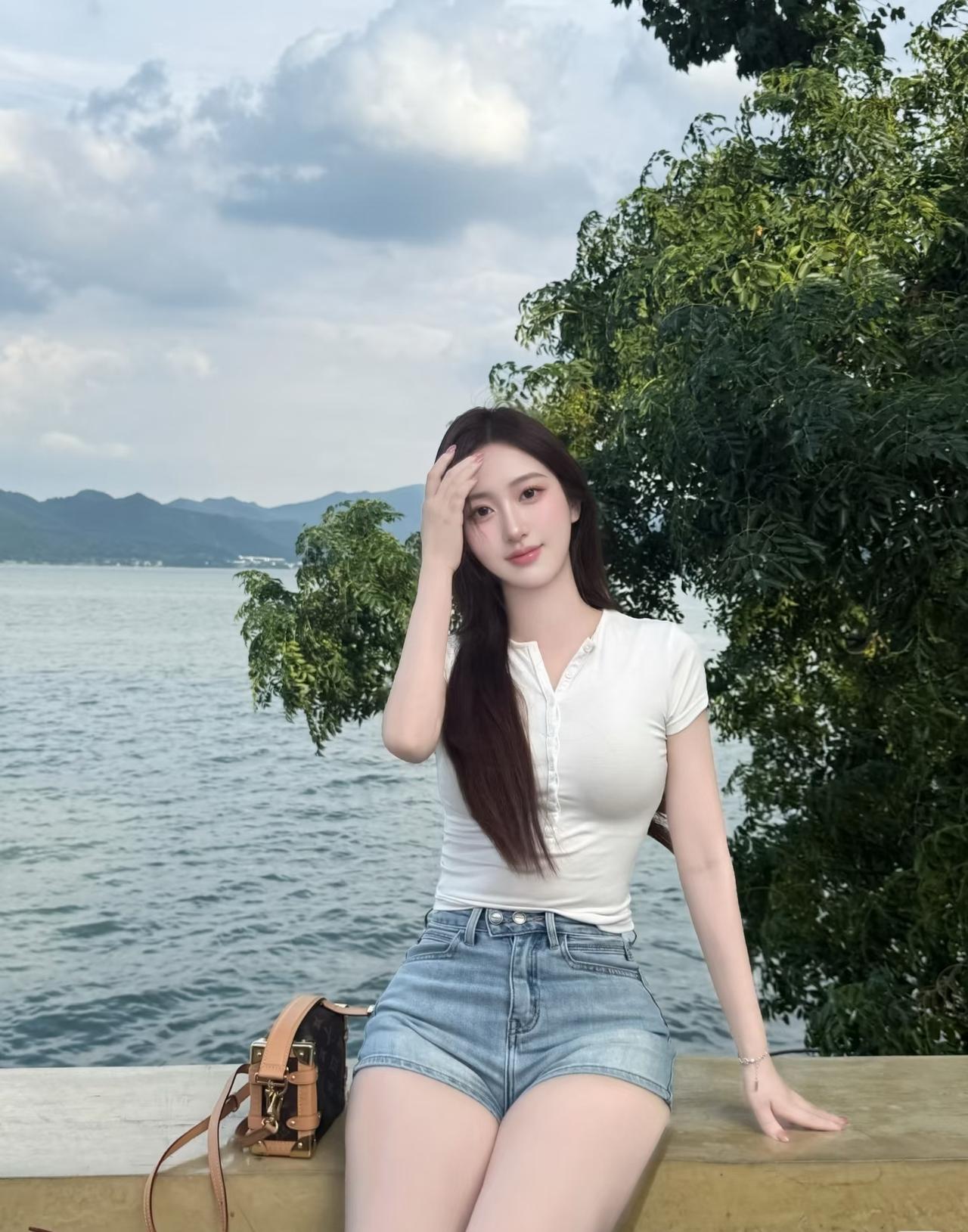 这位小姐姐在湖边拍照，风景真美！