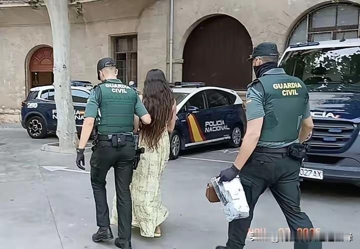 太疯狂了，爱尔兰一对夫妻前往西班牙游玩

阳光下的阴影，爱尔兰游客的水疗闹剧
最