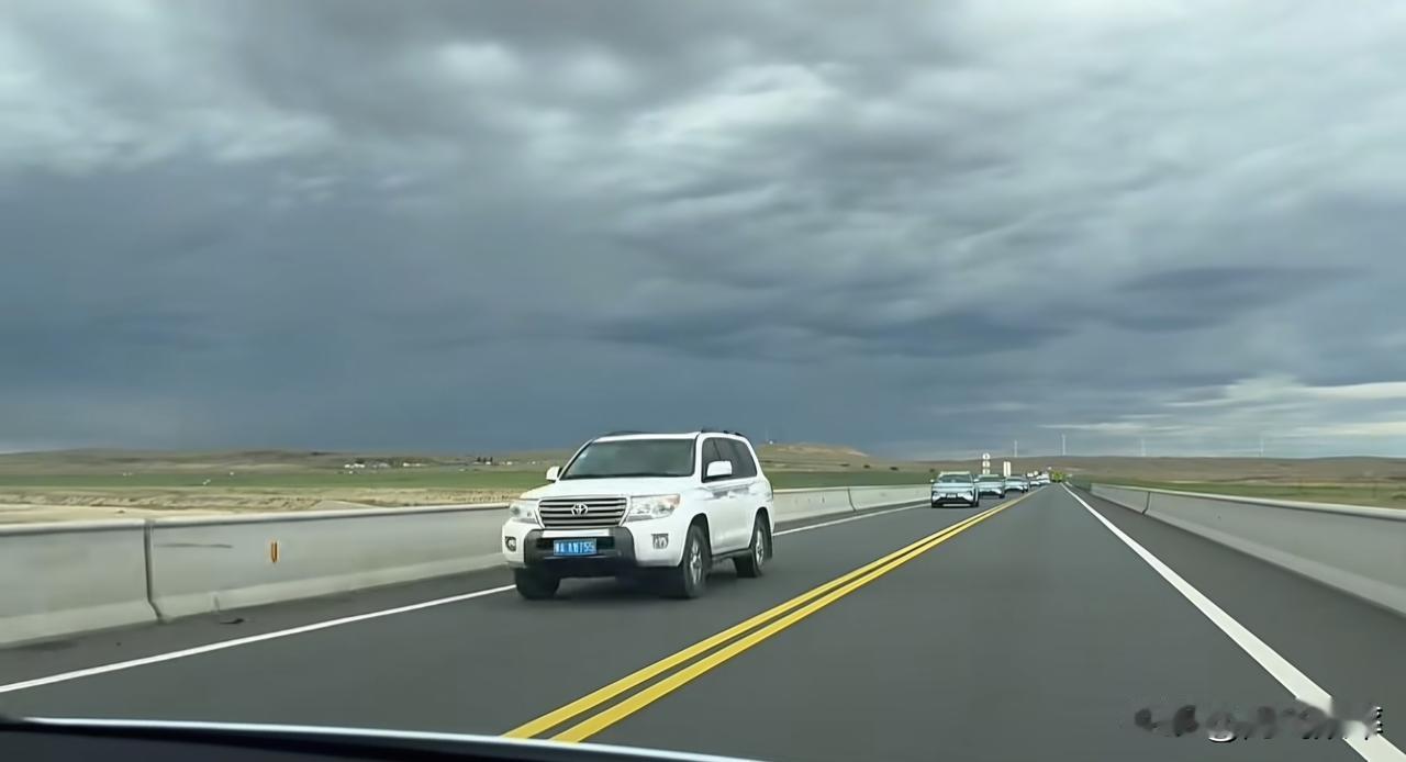 韩红爱心百人援蒙活动，韩老师只能坐丰田兰德酷路泽那么小的空间，那么远的长途让您受