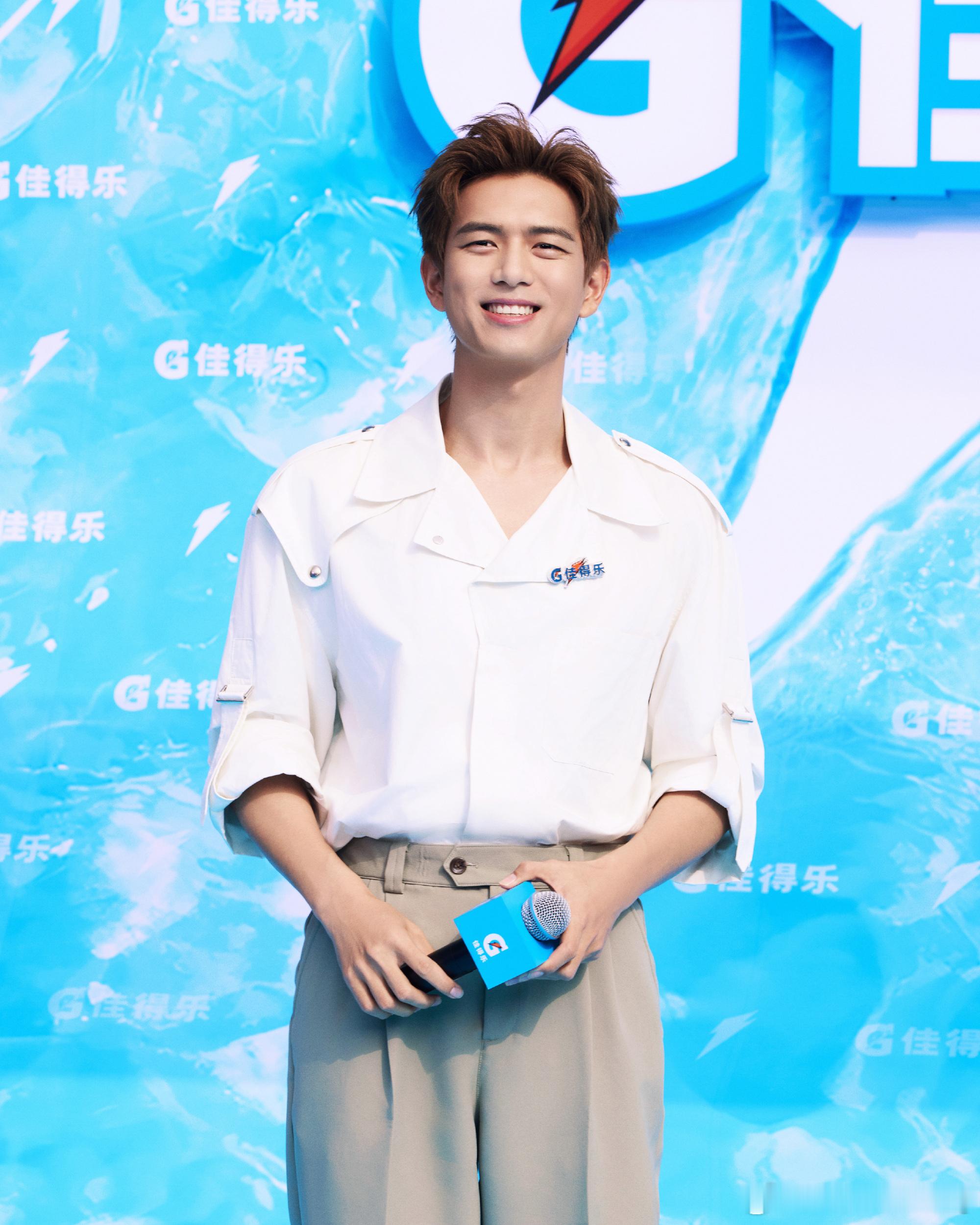 李现 lxprada代言人李现 仰望星河透着清凉夜色下的微风充满夏日的浪漫让白日