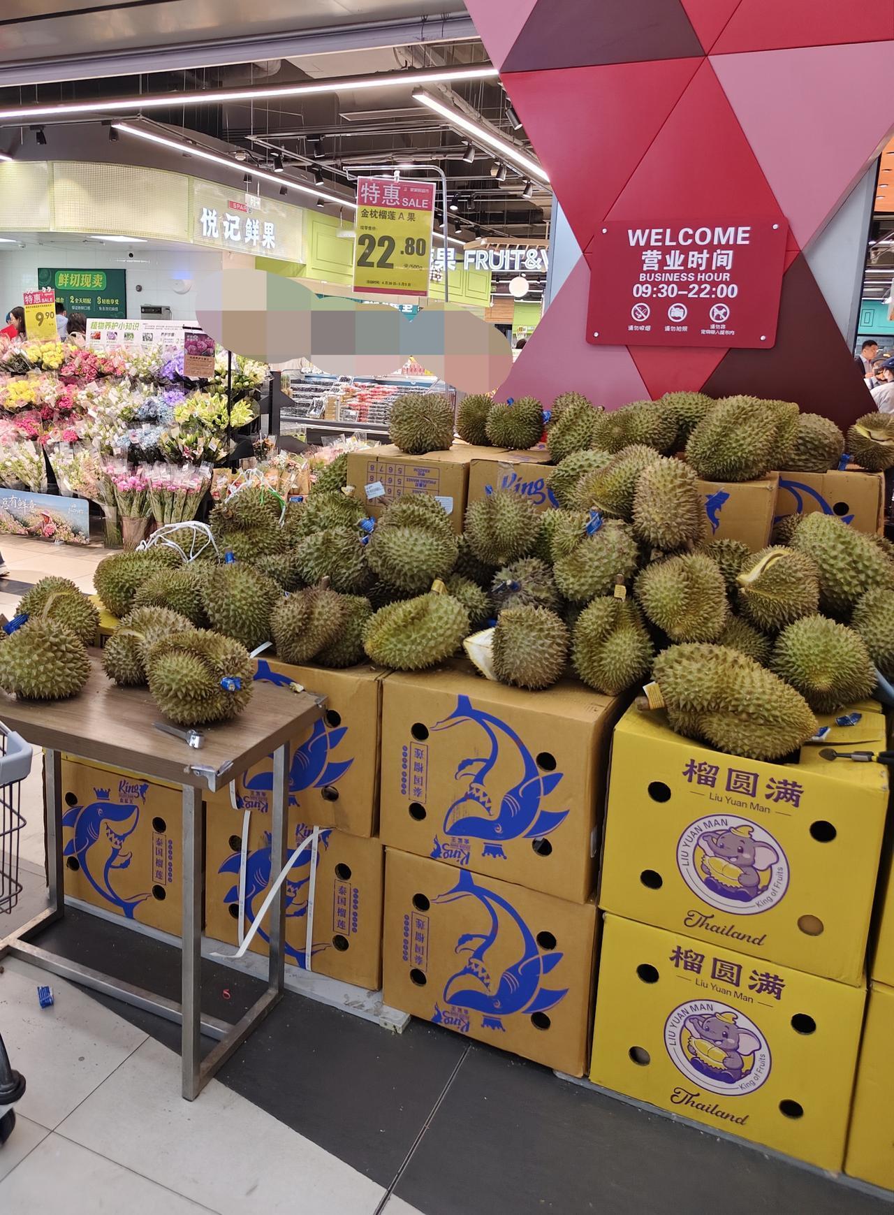 太有意思了！本来今天威海威高广场盒马鲜生第一天开业榴莲等商品搞促销优惠活动很正常