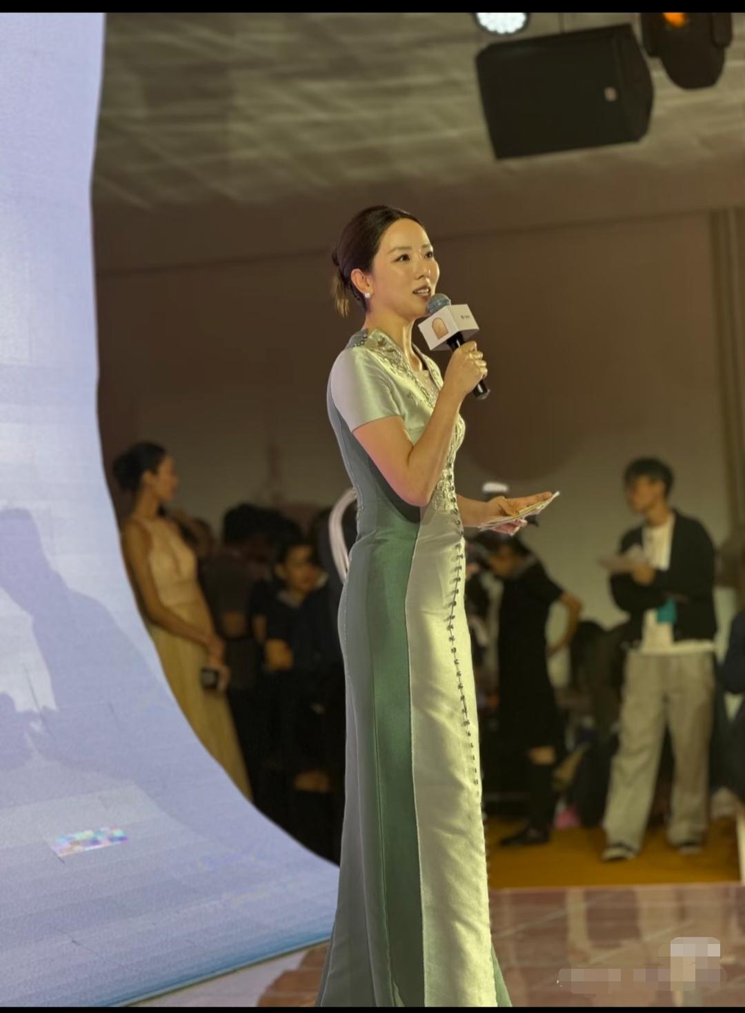 李思思，这么大的主持人怎么能出现在这样的场合？