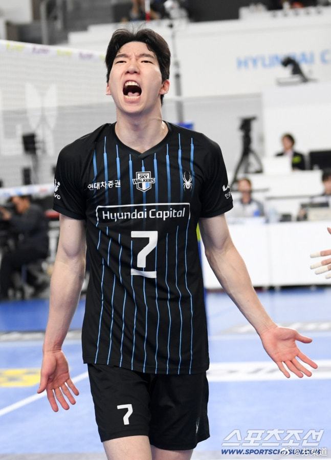 国际排坛动态韩国男排【许洙凤：“莱奥的发球我回看了几十遍”】谈一下极具争议性的“