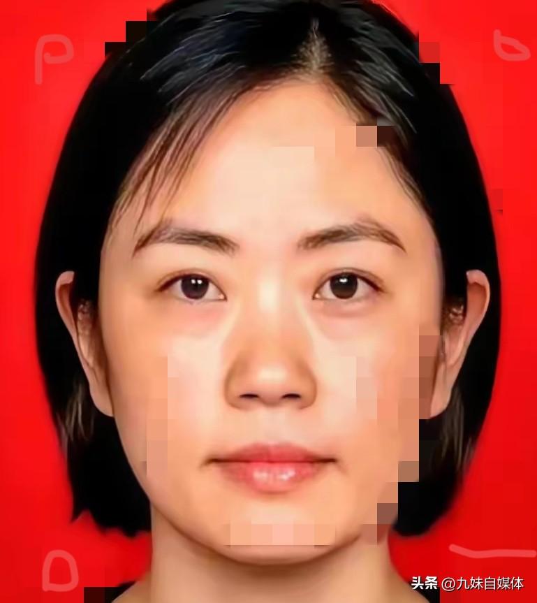 据人民网报道，一个手握大校军衔、拥有高级工程师职称的退役空军女军官，刚在重庆渝北