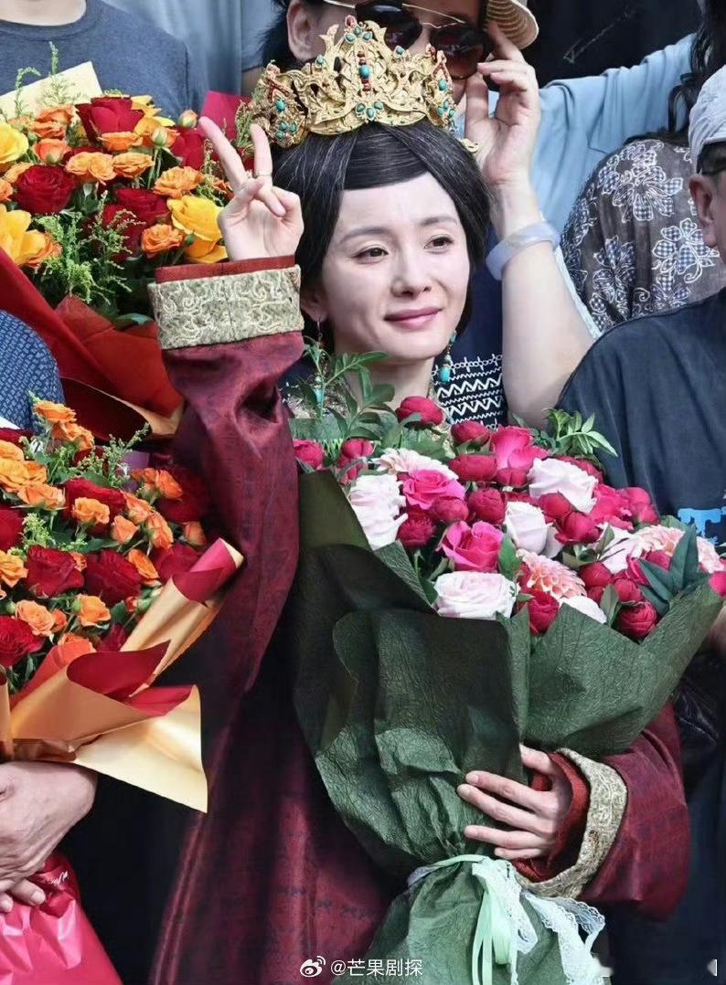 杨幂冯太后杀青照杨幂江山大同捧花杀青照 杨幂江山大同冯太后杀青 