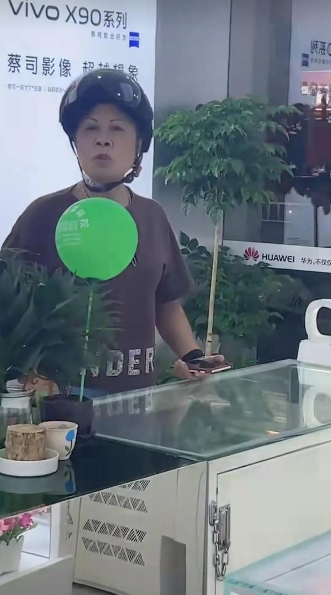 真就无语了，在拼夕夕上充话费没有到账，跑到店里来找麻烦，要我给她退钱…一早上的心