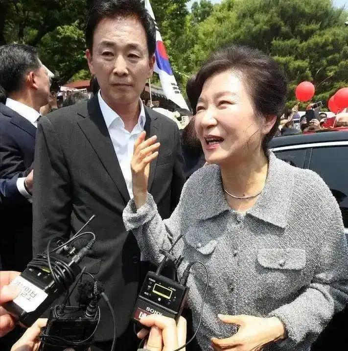 沉寂8年重磅回归！朴槿惠高调现身助选，韩国政坛要变天了？

老话常说风水轮流转，