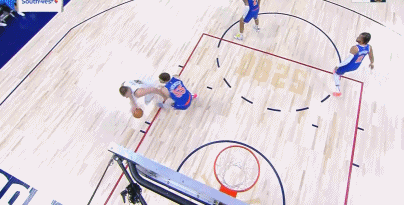 NBA赛场镜头：约基奇的手感真的是柔和，对抗后，从篮板后高抛出手，磕篮板上沿内侧