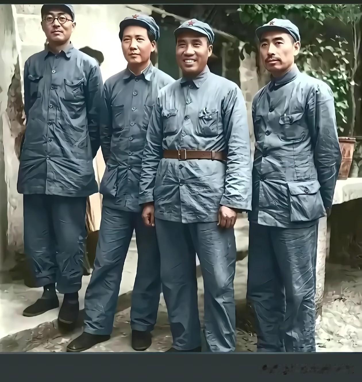 这张在革命圣地延安的珍贵合影里，
四位革命先辈身着朴素军装，
神情坚毅从容，
并