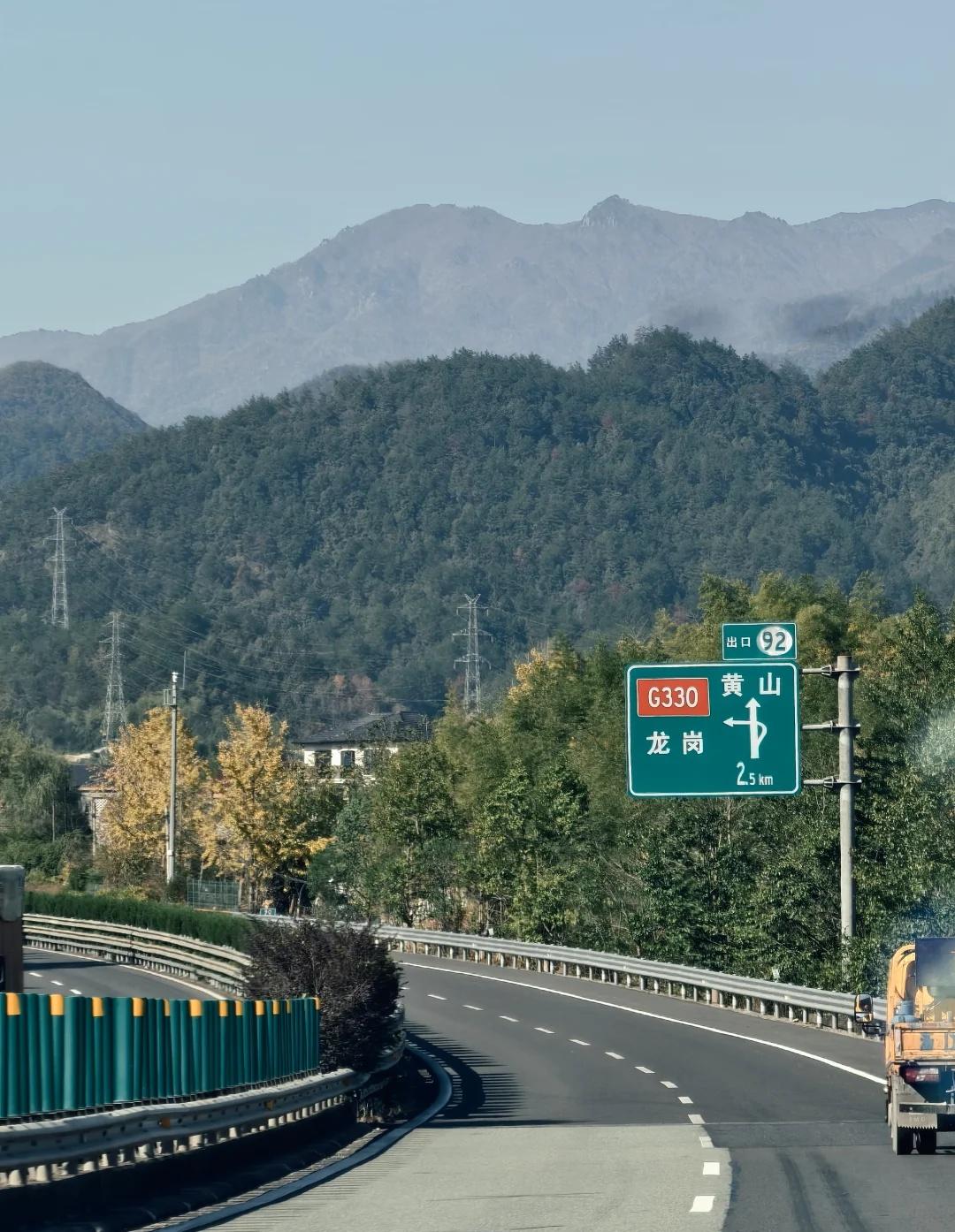 皖南的秋，匆匆忙忙看过了
老友说了好多次，让我有空去安徽玩，这次天时地利人和，出