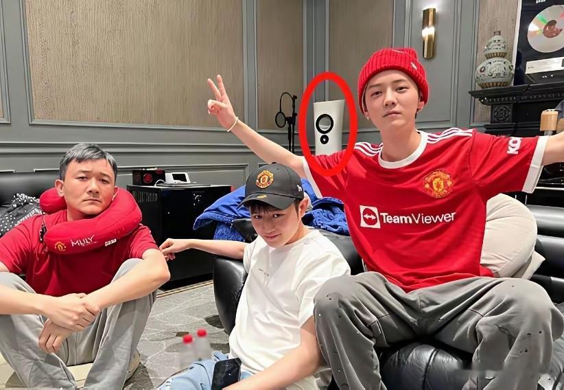 鹿晗真壕，家里一处不起眼的角落里摆放着一个落地音箱，价格竟然高达五六十万啊。