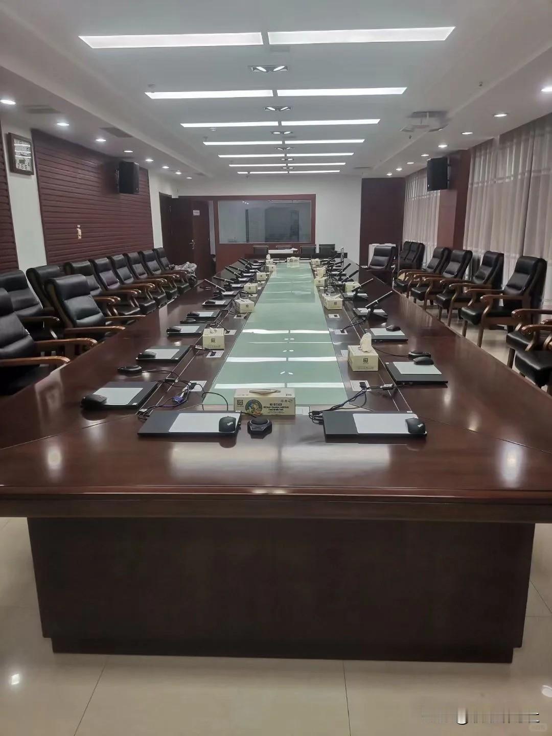 适合单位领导开会发言讲话的参考句式：

①要坚持问题导向学，在……中强化底线思维
