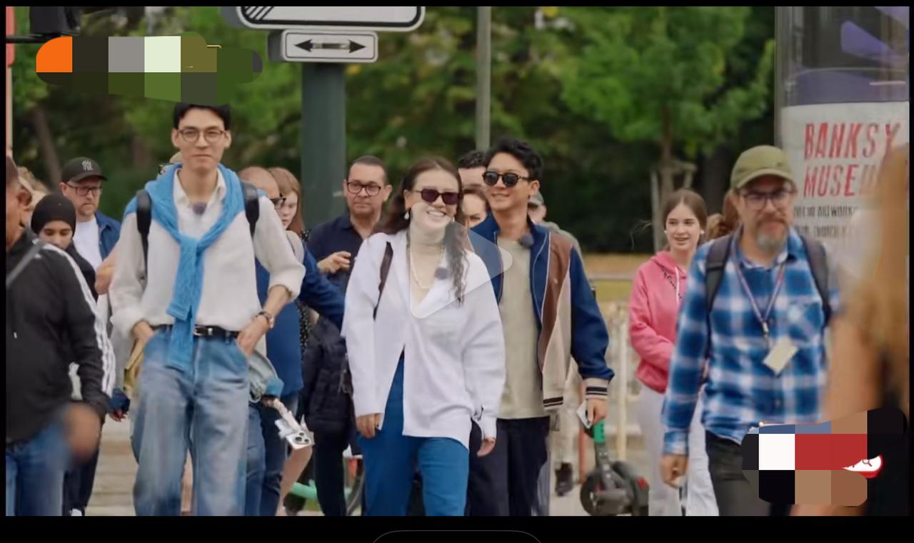 片场休息时，马思纯扫了眼周围，突然看向龚俊和张晚意，带着几分好奇开口：“你们俩这