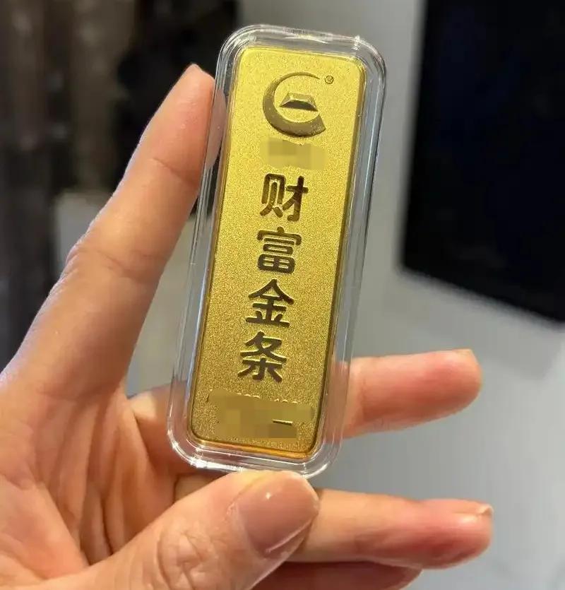 黑龙江哈尔滨，一女子看到金价持续大涨，大年初二，在金价每克 640 元时，花费 