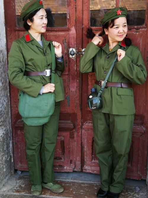 一九五一年，成都刚解放，一群十七八岁的女学生穿上了军装。闫家淇和妹妹闫家琼也在其