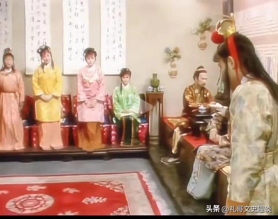 87版红楼梦里细节处理的特别好。家政让宝玉他们姐妹们一起搬进大观园里居住时，传宝