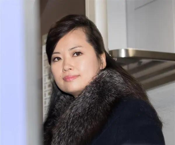 玄松月1972年出生，天生有一副好嗓子，靠着自己的唱歌天赋，让自己一步步走上主唱