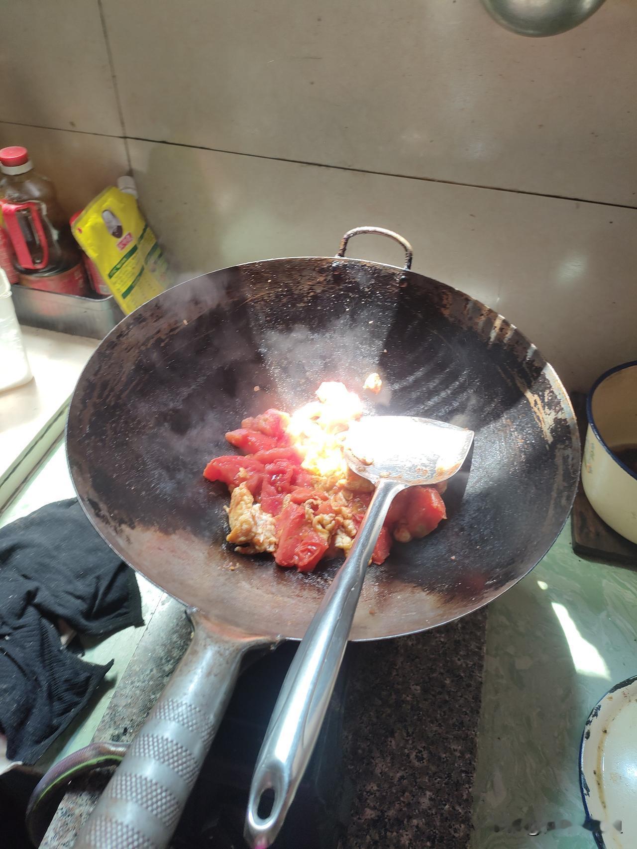 不要嫌弃做饭的人
做饭的人在厨房里付出了很多，今天就炒茄子，茄子老得快，得赶紧吃
